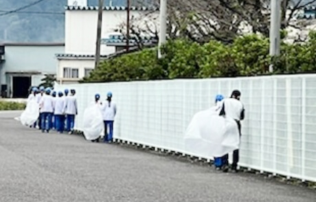 道路のごみ拾いをする社員