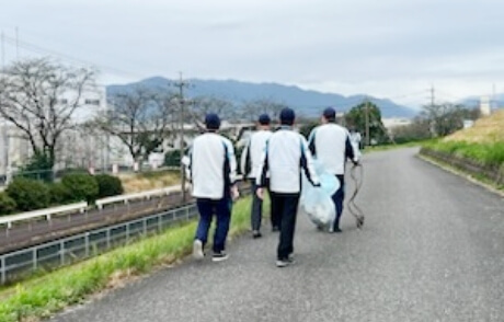 道路のごみ拾いをする社員