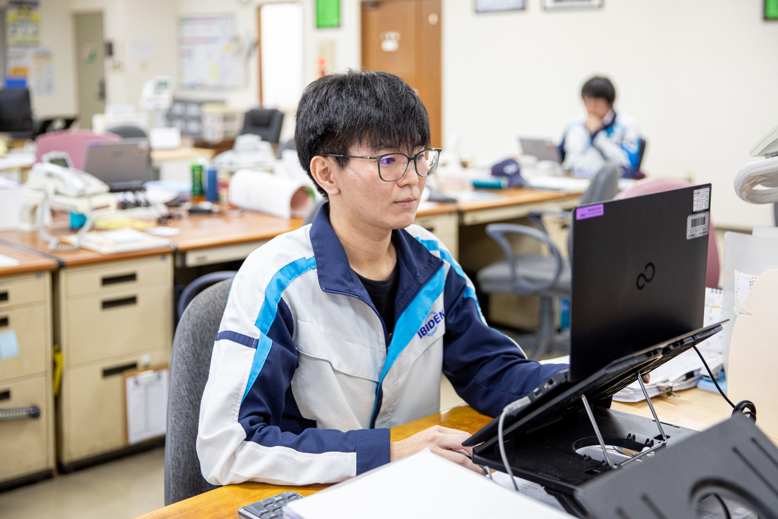 PCに向かい集中して仕事に取り組むO.Jさん