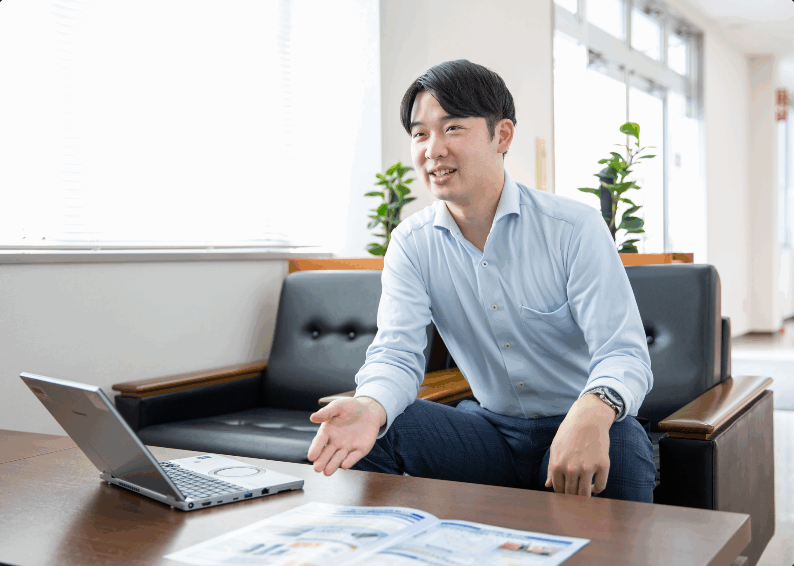 デスクで打ち合わせを行うT.Mさん